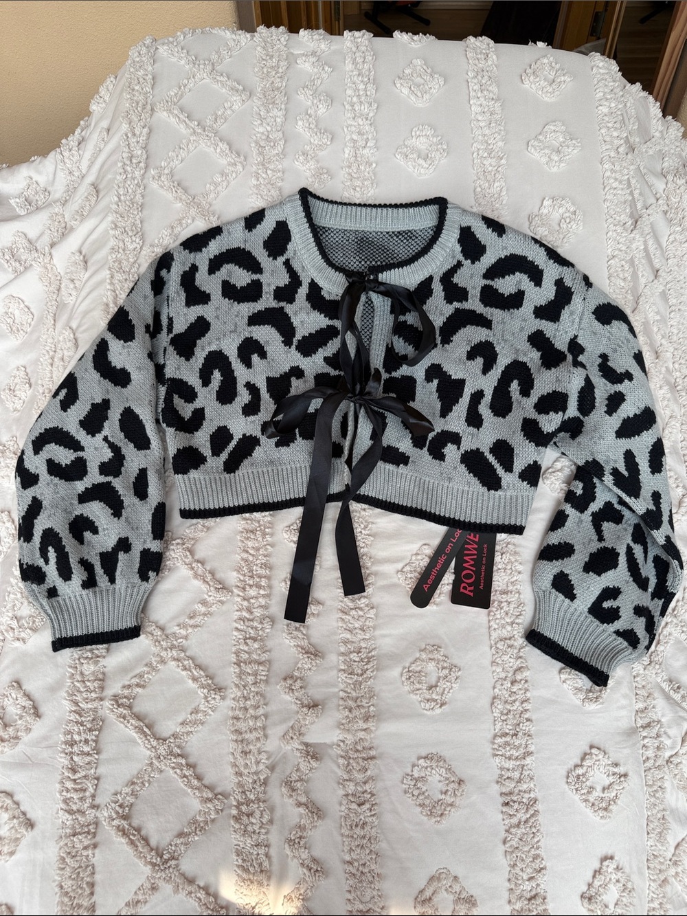 ROMWE Light Gray & Black Leopard Cropped Ribbon-Tie Sweater